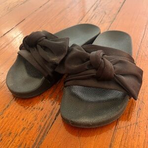 Steve Madden black bow slide sandals #sandals